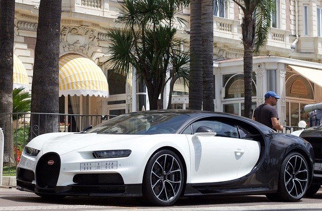 Bugatti před hotelem